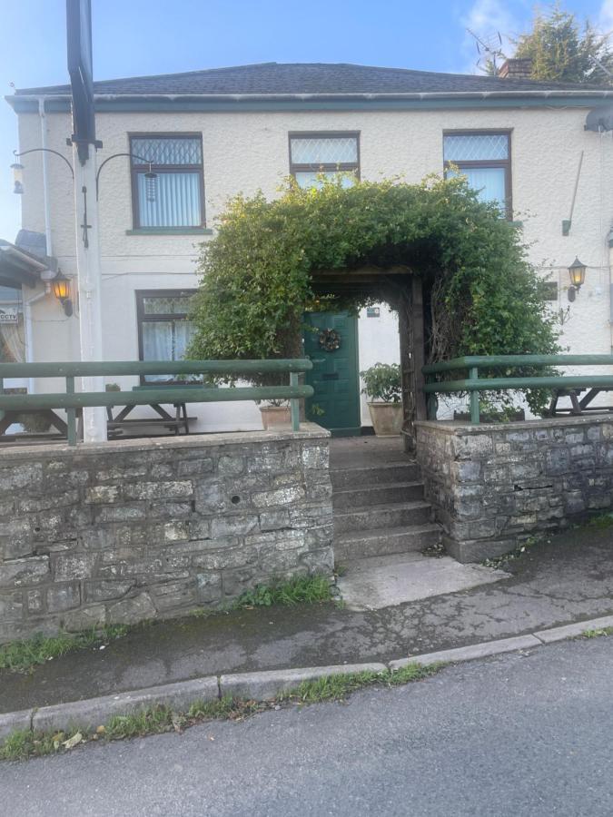 Milton Hotel Llanwern Village Guest house 3*